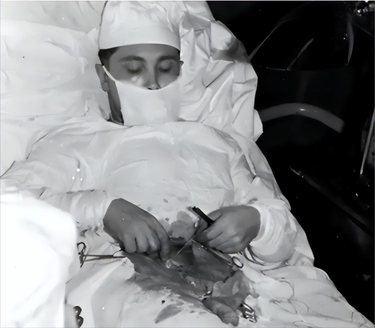 1961年南极考察站里，27岁的苏联医生满头大汗地给自己注射麻醉剂，然后切开自己