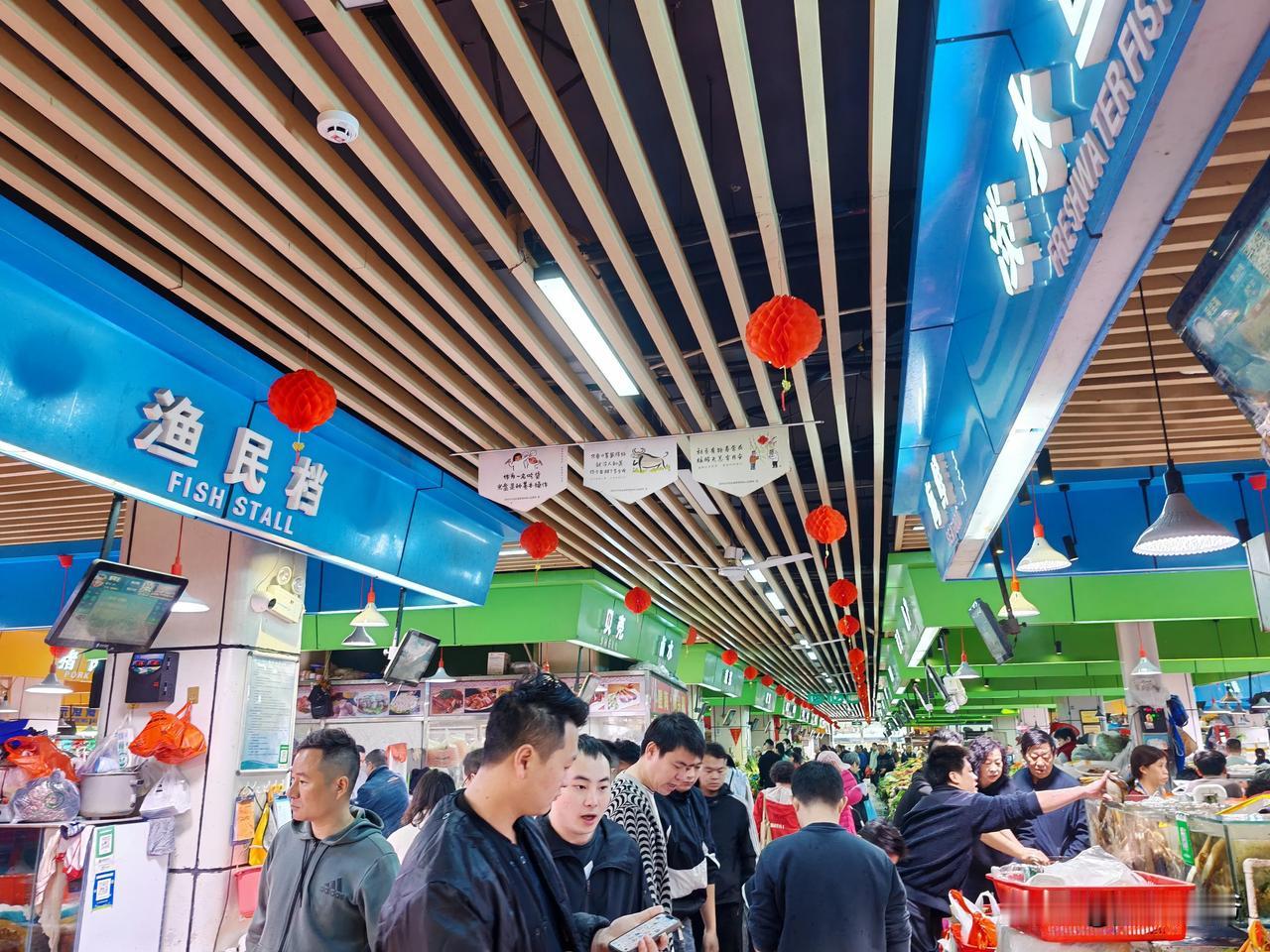 正月十五，深圳人民的节日氛围，都在这菜市场了，外面张灯结彩，里面人山人海。围着偌