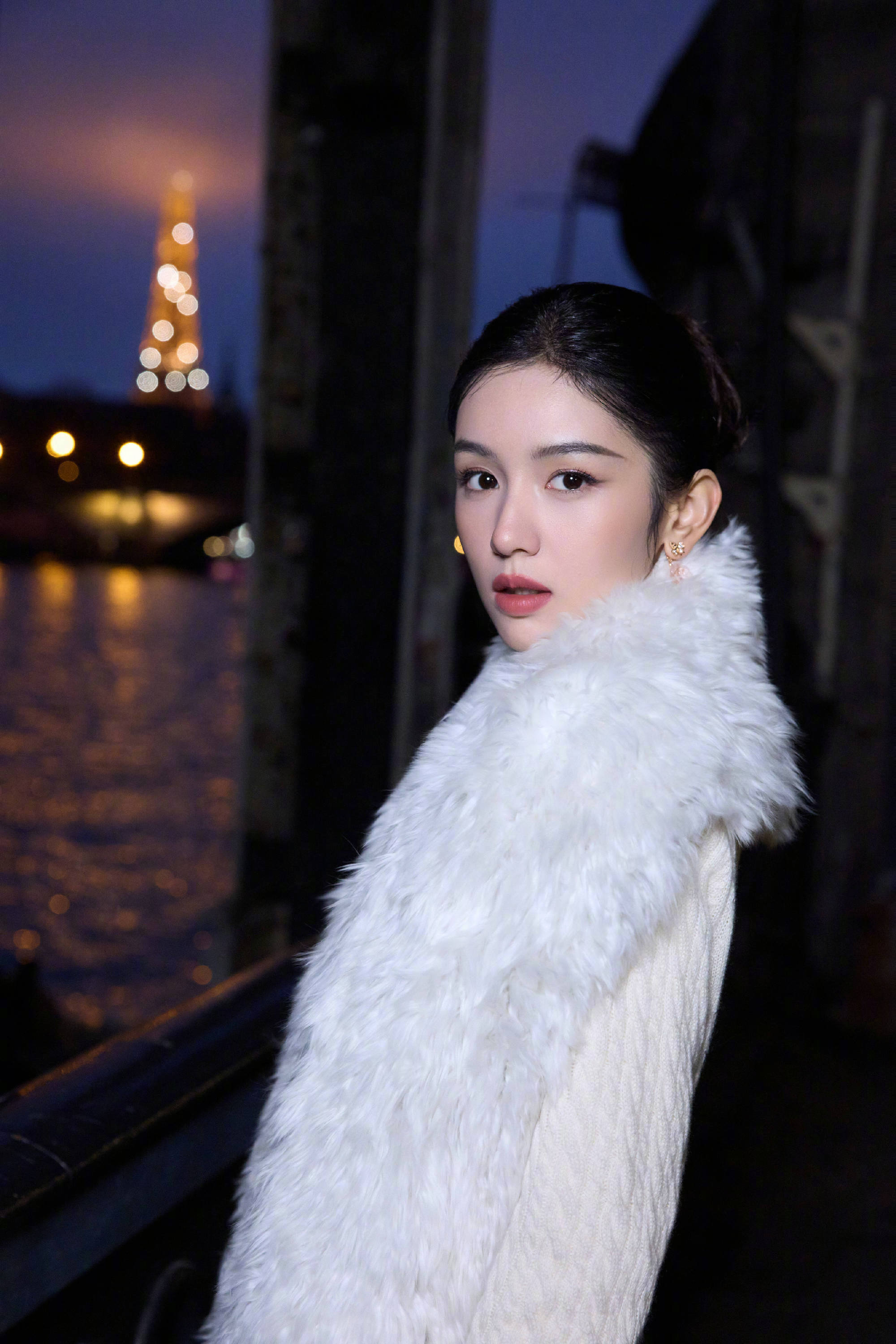 周也｜Dior大秀 塞纳河畔夜色渐浓，Dior女郎翩然而至。品牌大使周也身着20