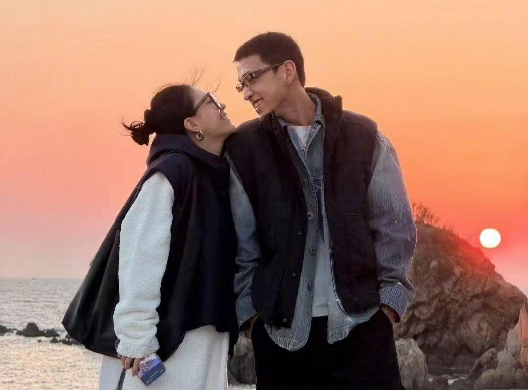 李嘉格新恋情实锤？朋友圈甜蜜曝光，男友视角日常太好嗑
 
娱乐圈又爆甜蜜瓜！歌手