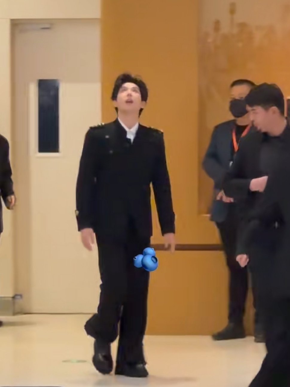 小狗就这样抬头 看到这么多人爱他 一定开心坏了