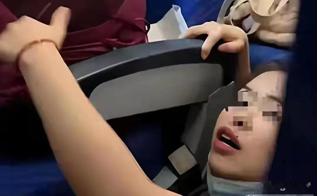 南航熊孩子一家人围殴女乘客，南航给予涉事家庭禁飞半年。被打者林女士坚决不和解，走