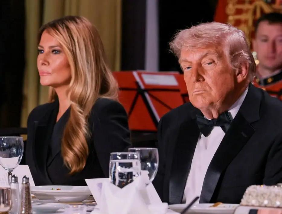 一觉醒来！白宫记者晚宴出大事了，特朗普和他的老婆在特勤精英护送下紧急撤离。

美