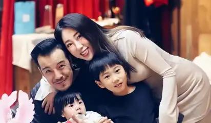 父亲是央视领导，他却偏不当关系户，娶二婚妻子，46岁才走红，却活成了娱乐圈最清醒