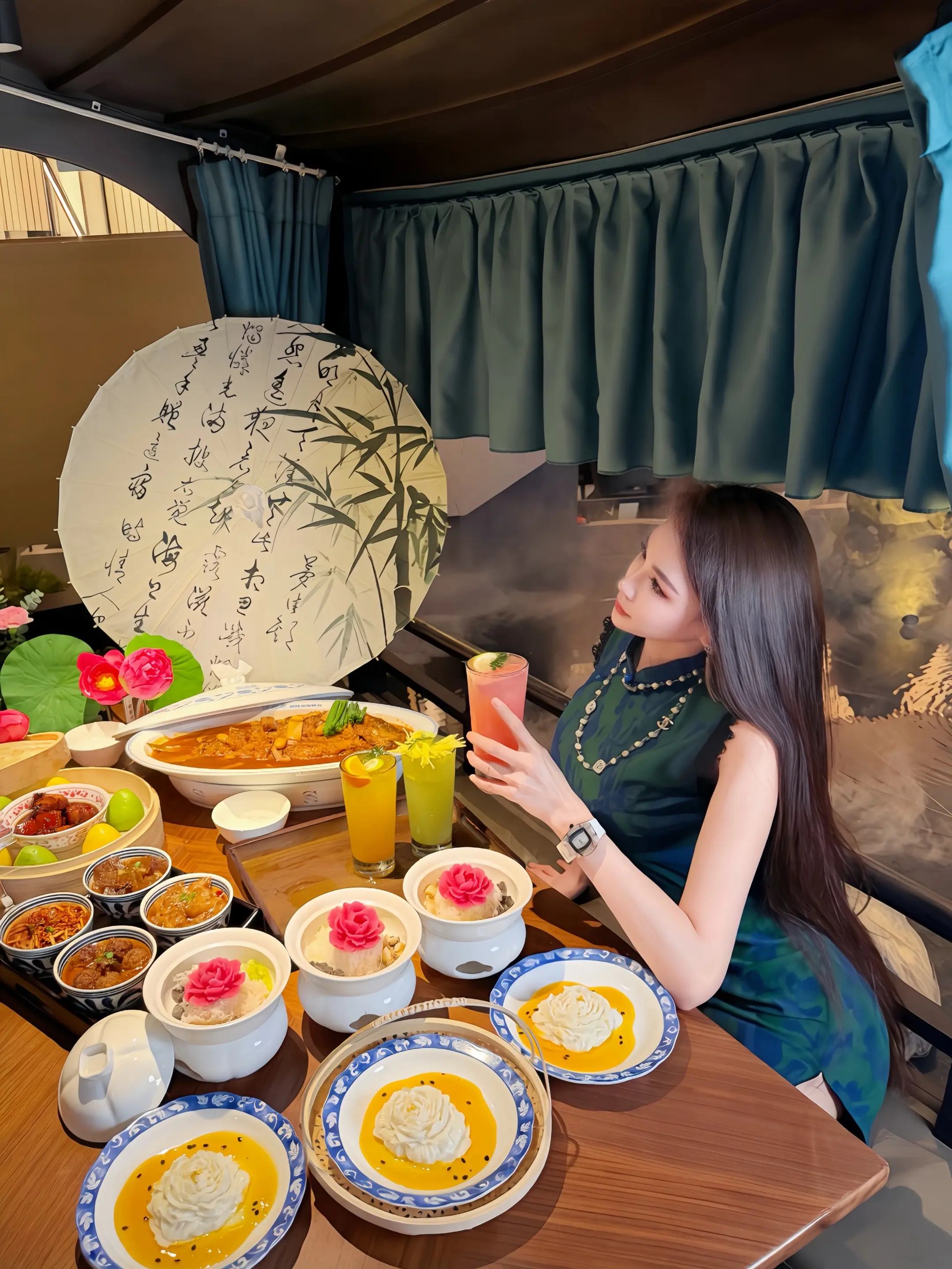 不在苏州在洛阳！画舫里吃漂亮饭超治愈✨。不是苏州哦，是洛阳！坐在乌篷画...