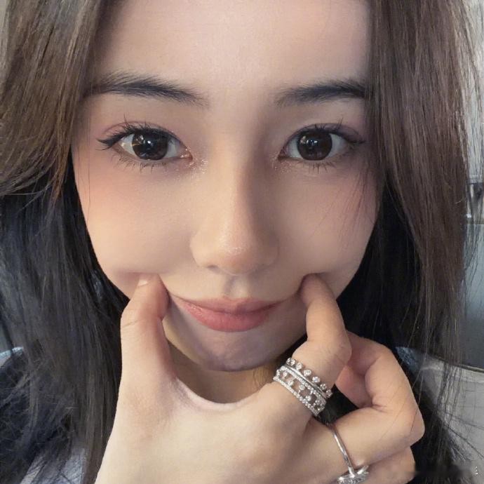 原来白鹿的精致眼妆是自己手搓的！眼线线条流畅不拖沓，精准修饰眼型，把温柔与灵动完