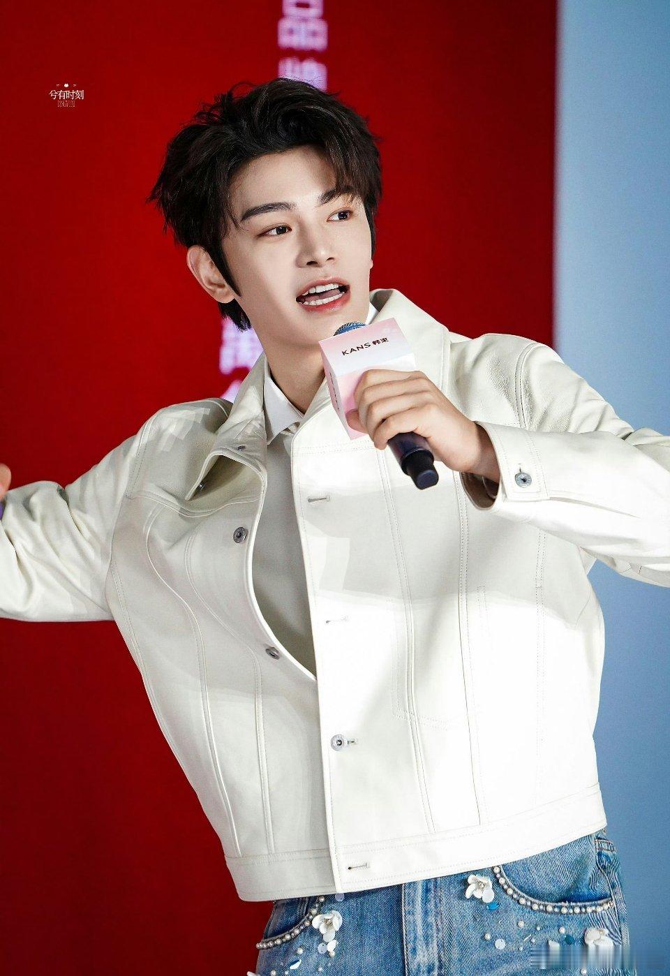 哇哦，今天是超可爱的丁禹兮兮！孩子还把海棠花穿在身上了，主打一个随时随地都在宠