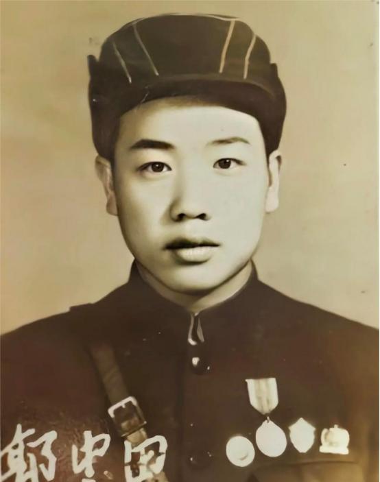郭忠田手里没炮，没坦克，就一排人，三十条枪，堵住美军一个师。
石头是天然掩体，公