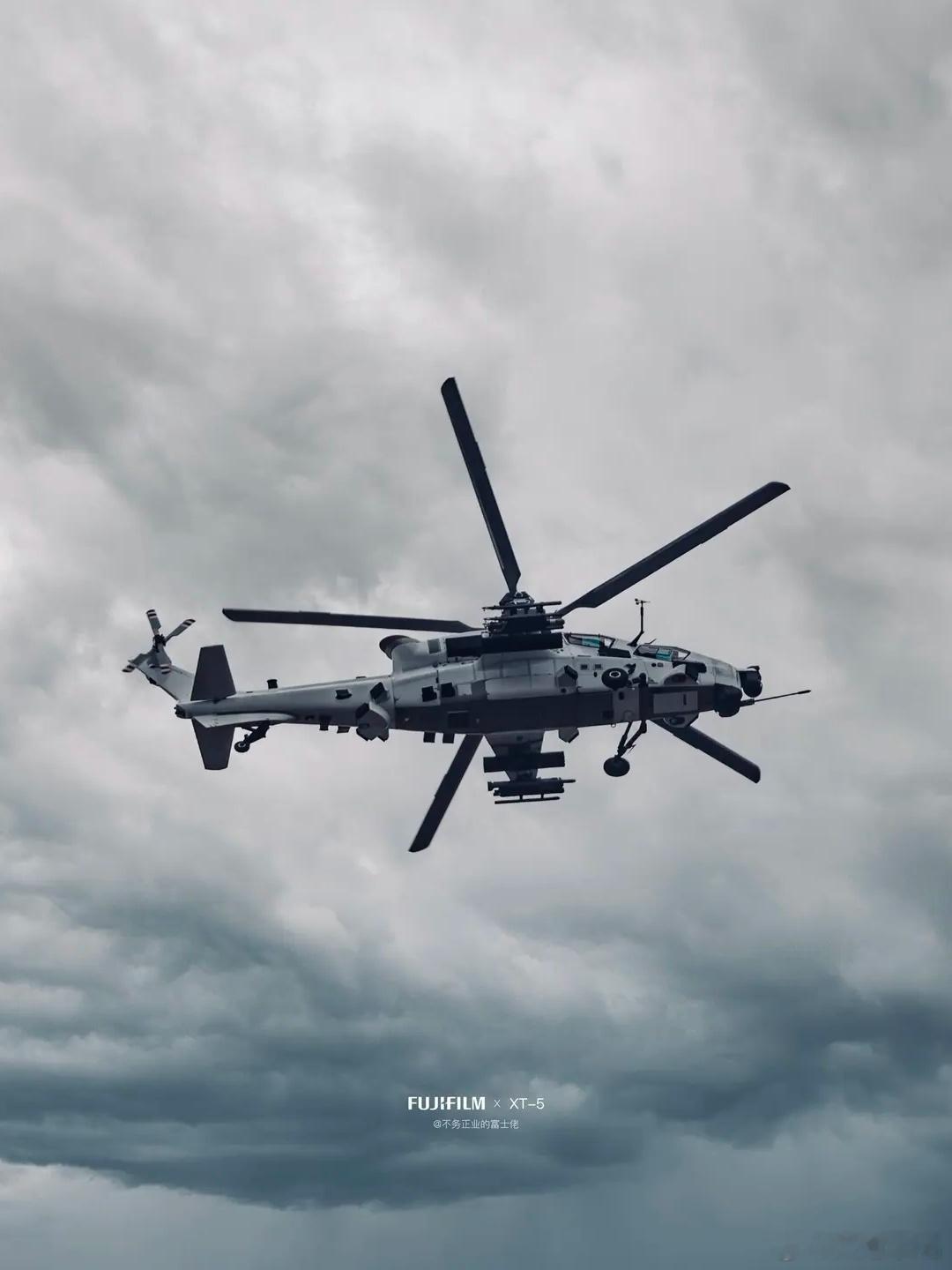 合集。中国第五批赴阿卜耶伊维和直升机分队高标准通过第四季度装备核查(舱门机枪、M