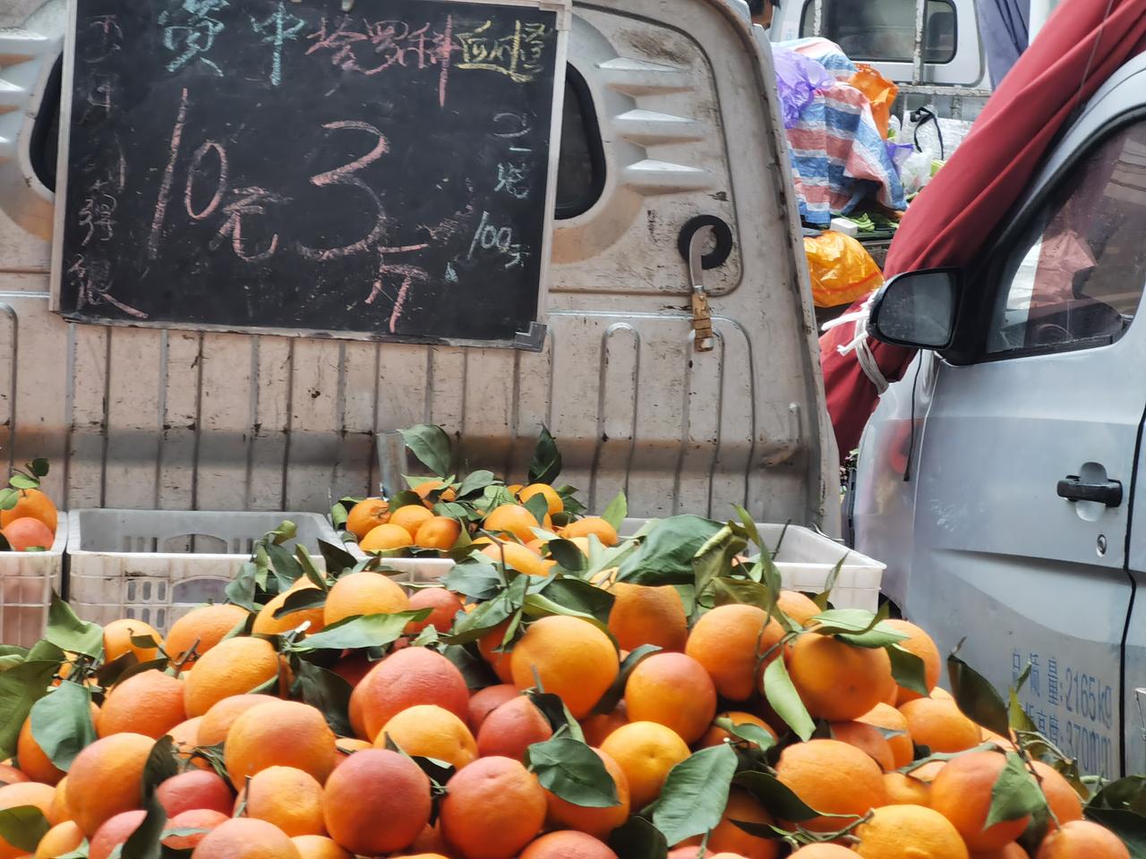成都菜价不高，真不错呀

昨天是小年，我到农贸市场和超市逛了一逛，感觉肉价，蔬菜