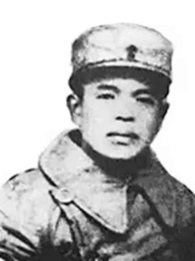 1950年，肖华奉命调往北京，在赴任路上，他看到一名香烟小贩，顿时脸色大变：这不