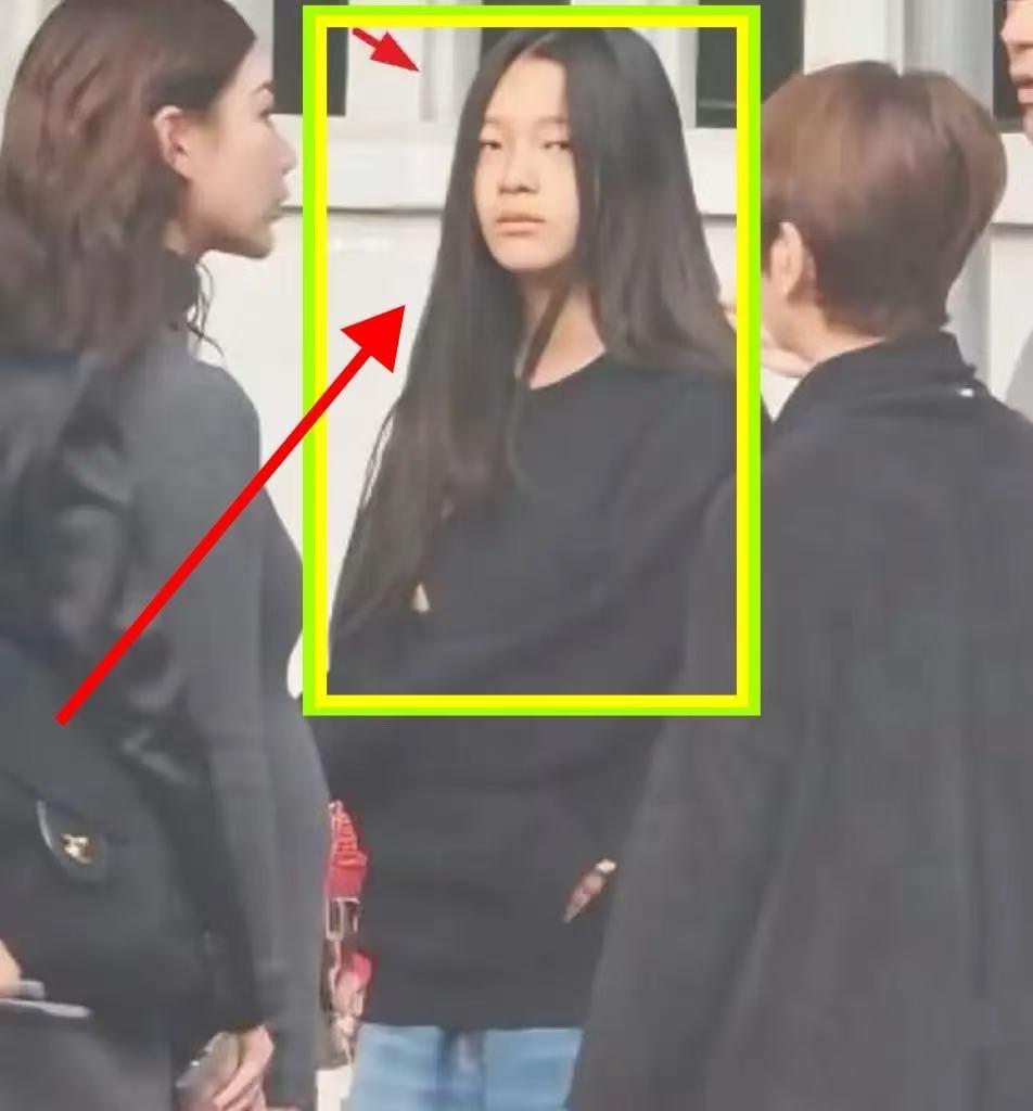 果然没让人失望
大S雕像揭幕期间
第一个默默用自己方式纪念的，偏偏是争议最多的小