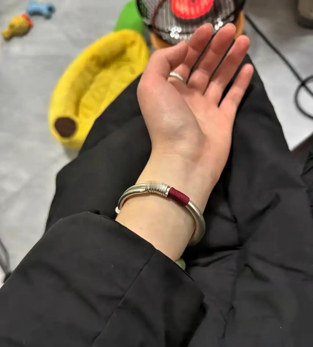 68克银镯1900块！
 
去年买同款才1200，多掏700就为这点白。
 
原