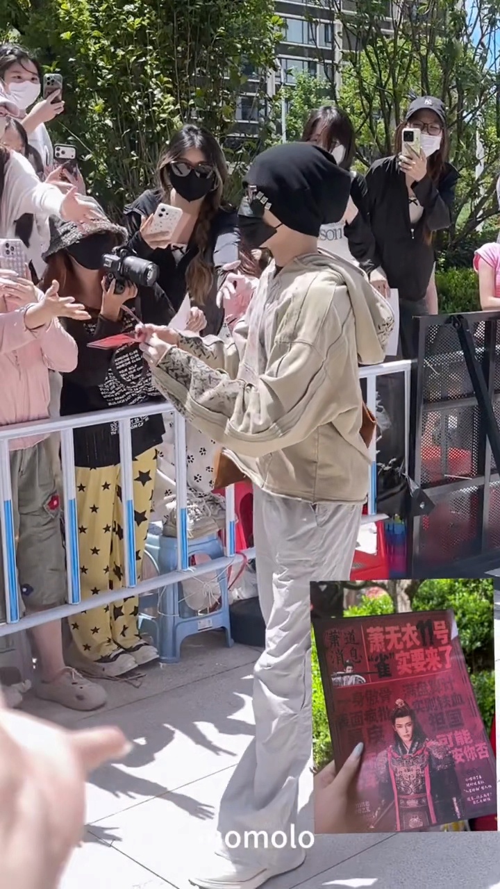 是发雀骨宣传单的侯明昊 ！ ！（小侯你穿这么多不热吗侯明昊发雀骨宣传单