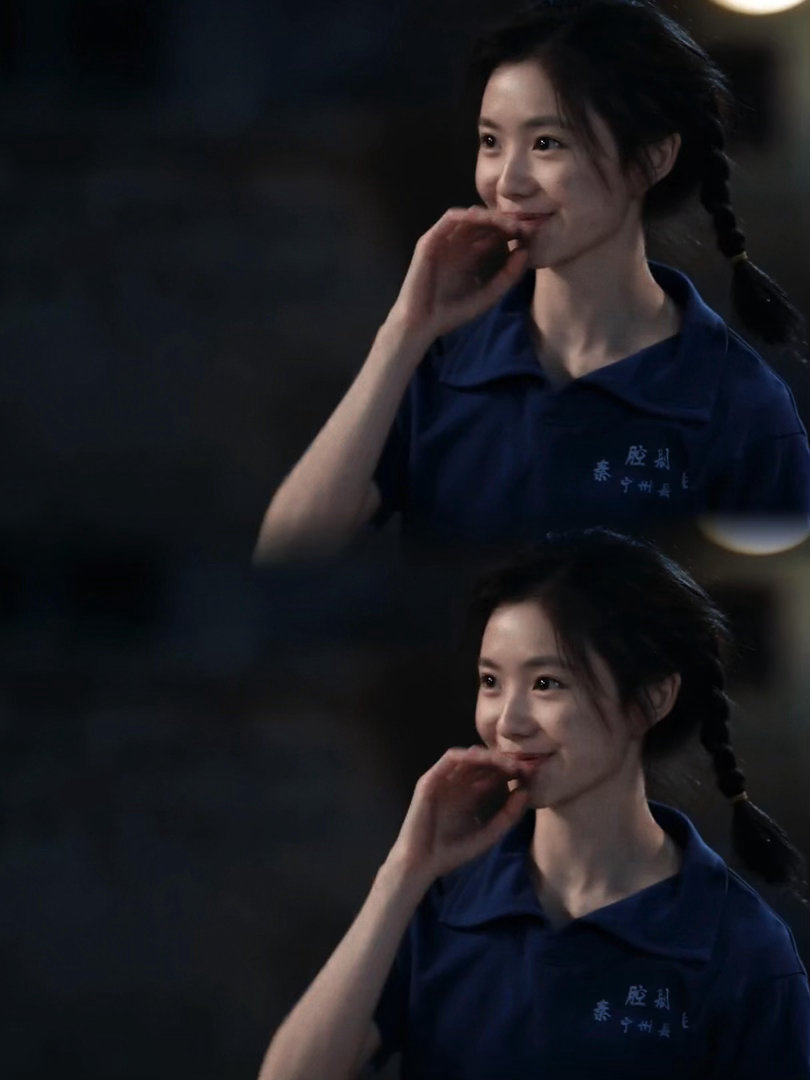 忆秦娥女版许三多电视剧主角 七连长骂许三多“你个骡子”，许三多听着。忆秦娥被所有