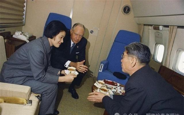 1972年尼克松访华，中方人员从 上海 登上空军一号随行飞往 北京
1971年7