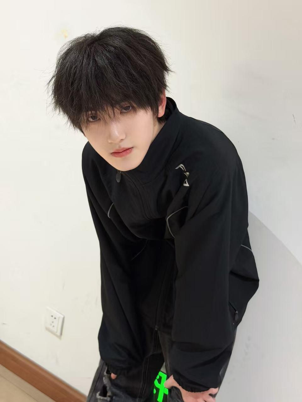 粉丝澄清左奇函和女同学争议时代峰峻辟谣左奇函女同学传闻 左奇函整个人清爽又亮眼，