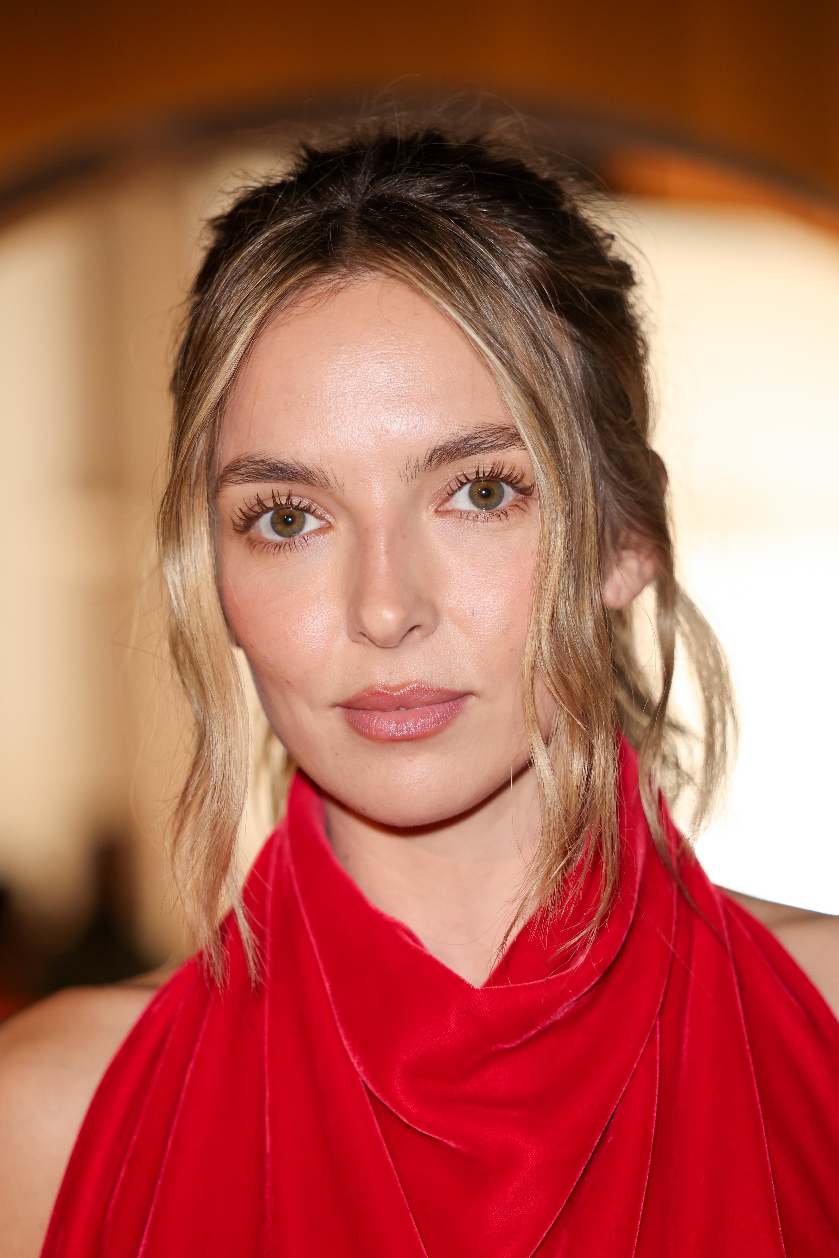 Jodie Comer 化身「铁人红」出席巴黎时装周纪梵希2027春夏时装秀 ​