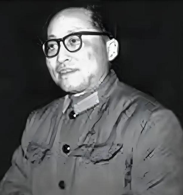 1952年，在北京的解放军总医院里，一位志愿军师长询问一名30岁的女军医为何还没