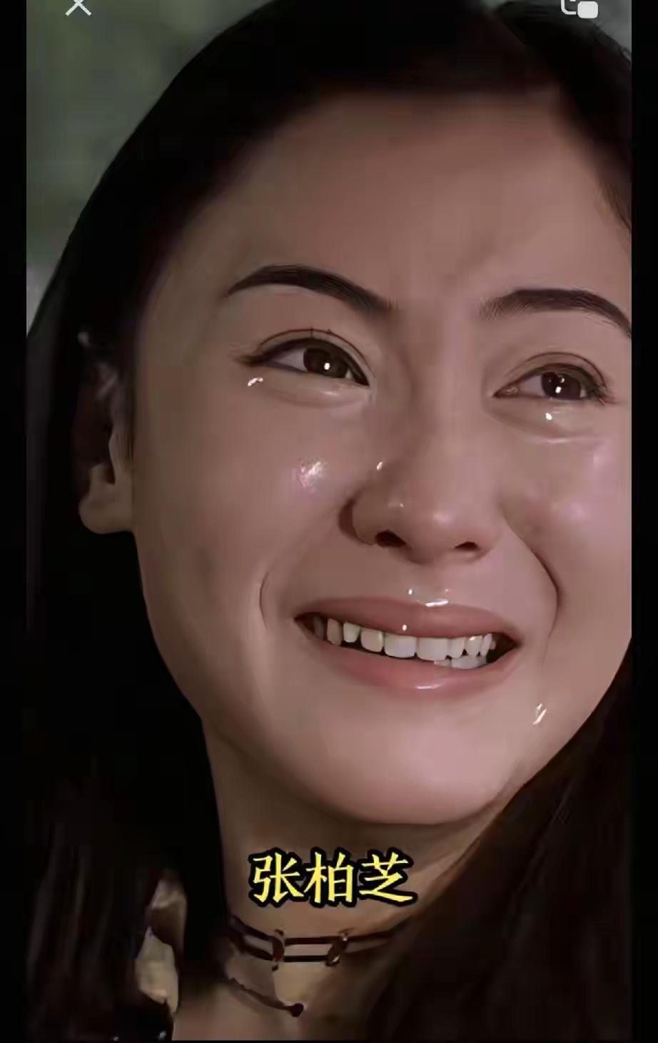 张柏芝哭了，她真是太真实了，一点也没有掺假的，就这样的眼泪就像是水流出来似的
她