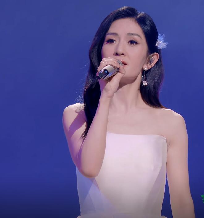 谢娜的《她她她》居然还能拿到313票，213票都嫌多吧。

在浪4四公舞台上，谢