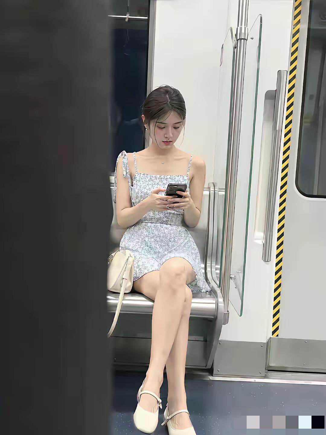 地铁上见过最好看最漂亮最有气质的女人，真的太美了吧！真的是个顶级大美女，太让人心