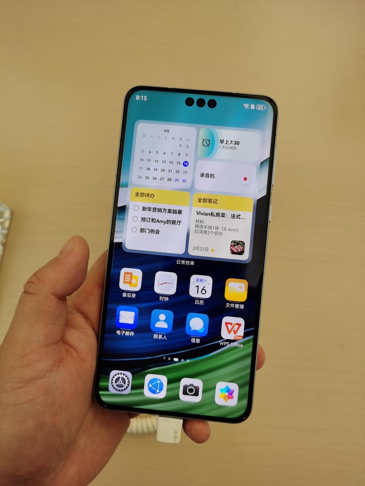 出差了一周，总算在店里摸到了华为Mate 60、Mate 60 Pro和Mate