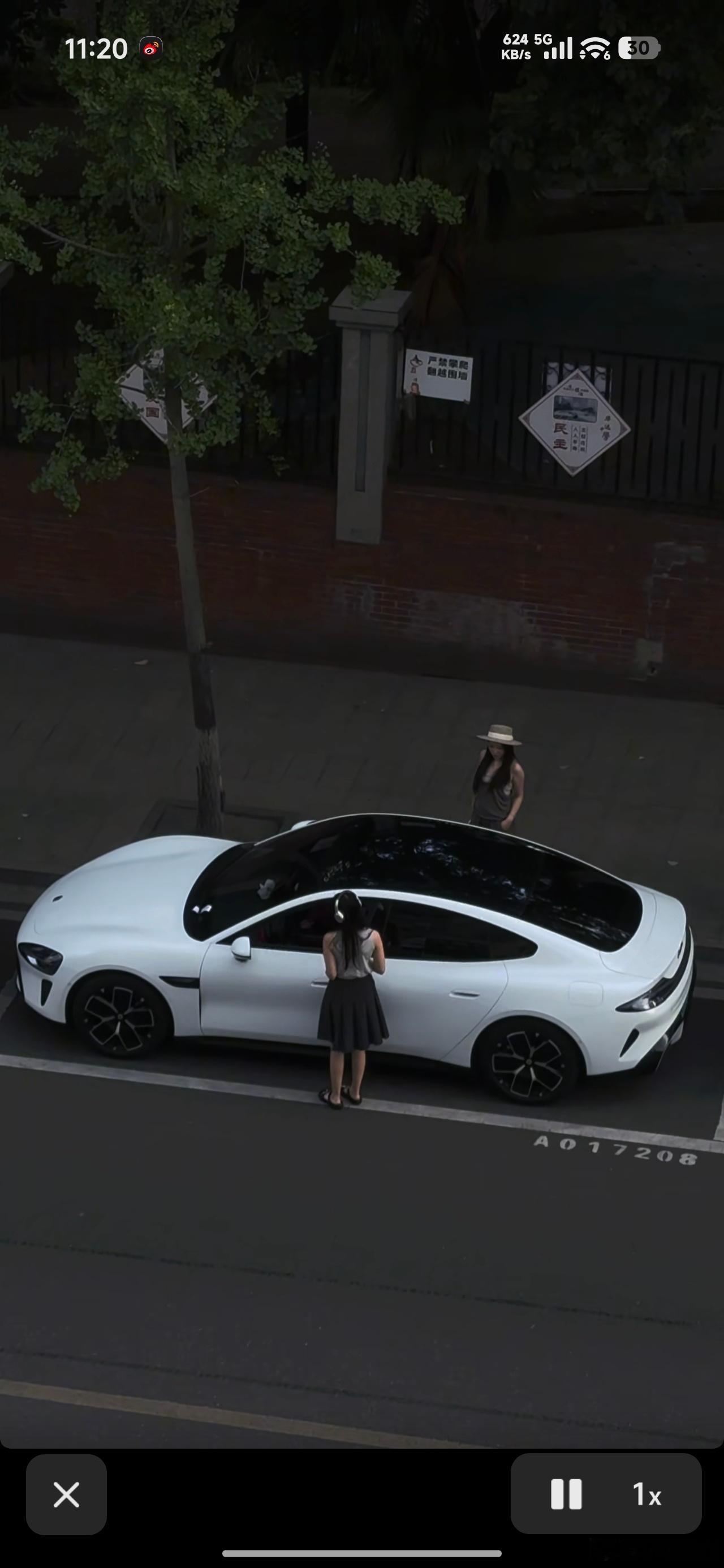 小米汽车的白，似乎和别的车不太一样。不会冷得刺眼，也不会暖得发黄，是那种陶瓷质感