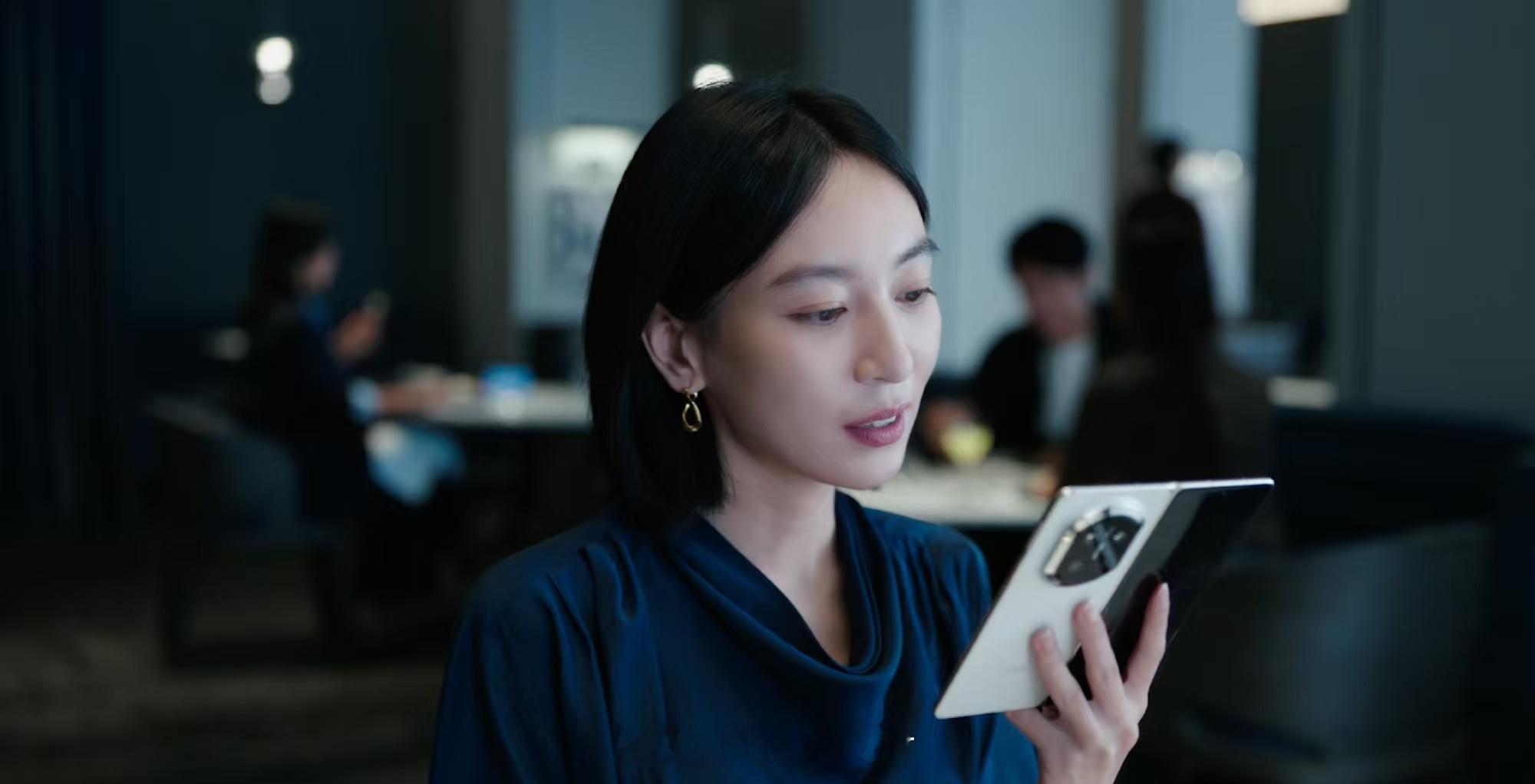 现在的AI助手都卷成“全能管家”了？别人的AI还在“思考怎么回答”，它已经直接帮