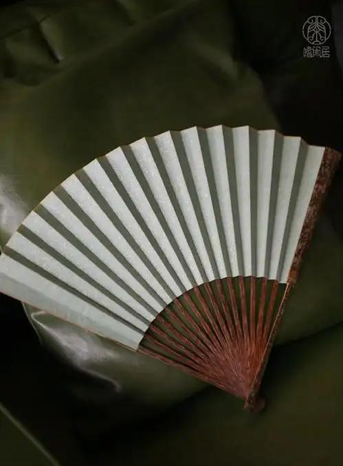 一把折扇定人设！戏曲舞台一把折扇，背后却道出身份高低？..
 
折扇本是古人夏日