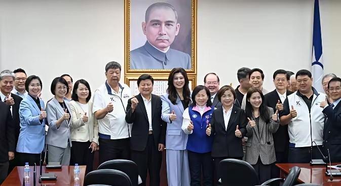 郑丽文今日访陆，13人的代表团，阵容不简单

2026年4月7日清晨，台北松山机