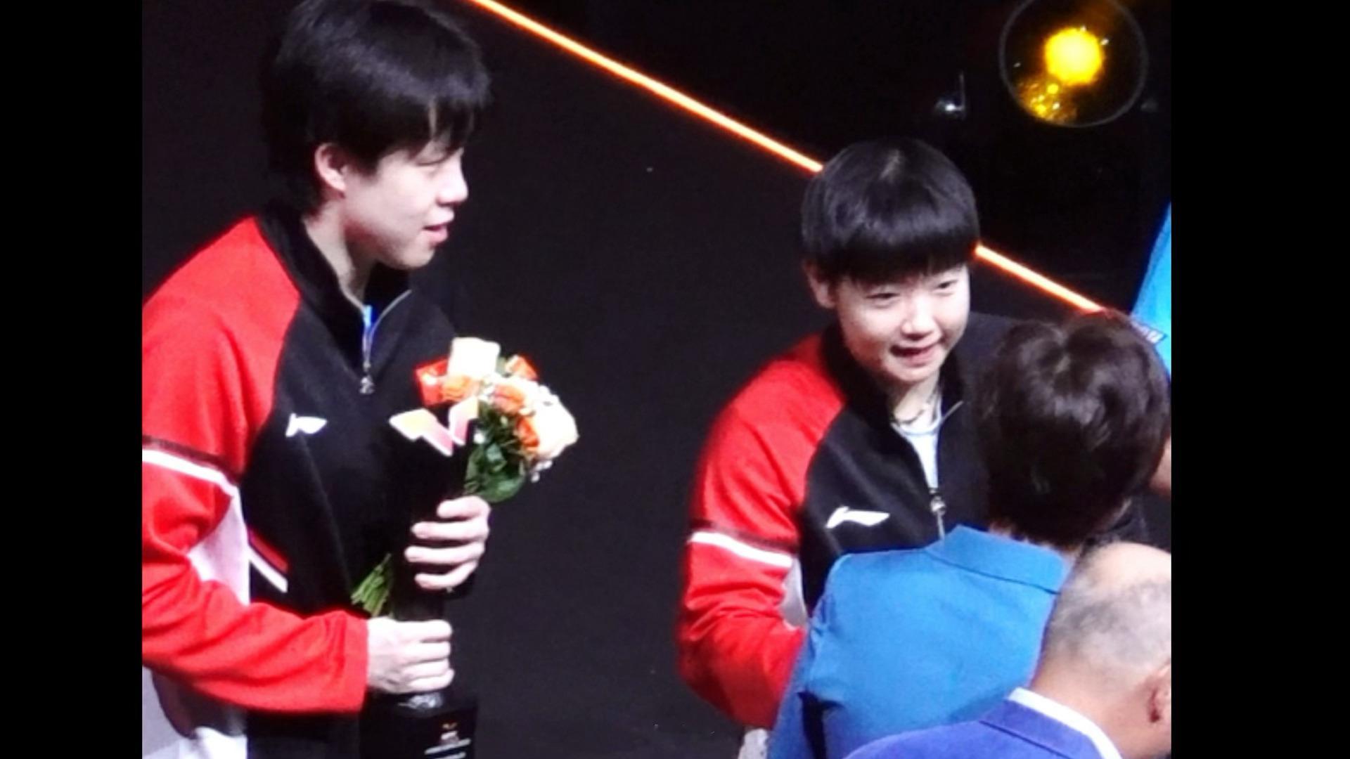 宝宝就这样甜甜的和偶像说“拜拜”被这个甜晕了 终于cut出来了