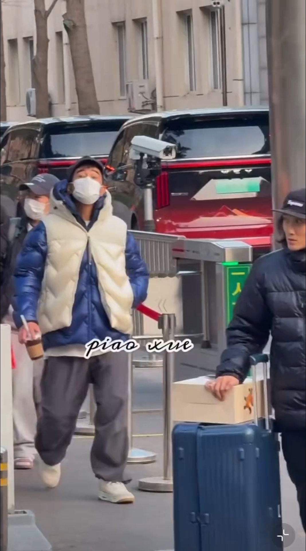 陈小春现身春晚联排央视马年春晚第三次联排 记得去年蛇年春晚上那首《海阔天空》，唱