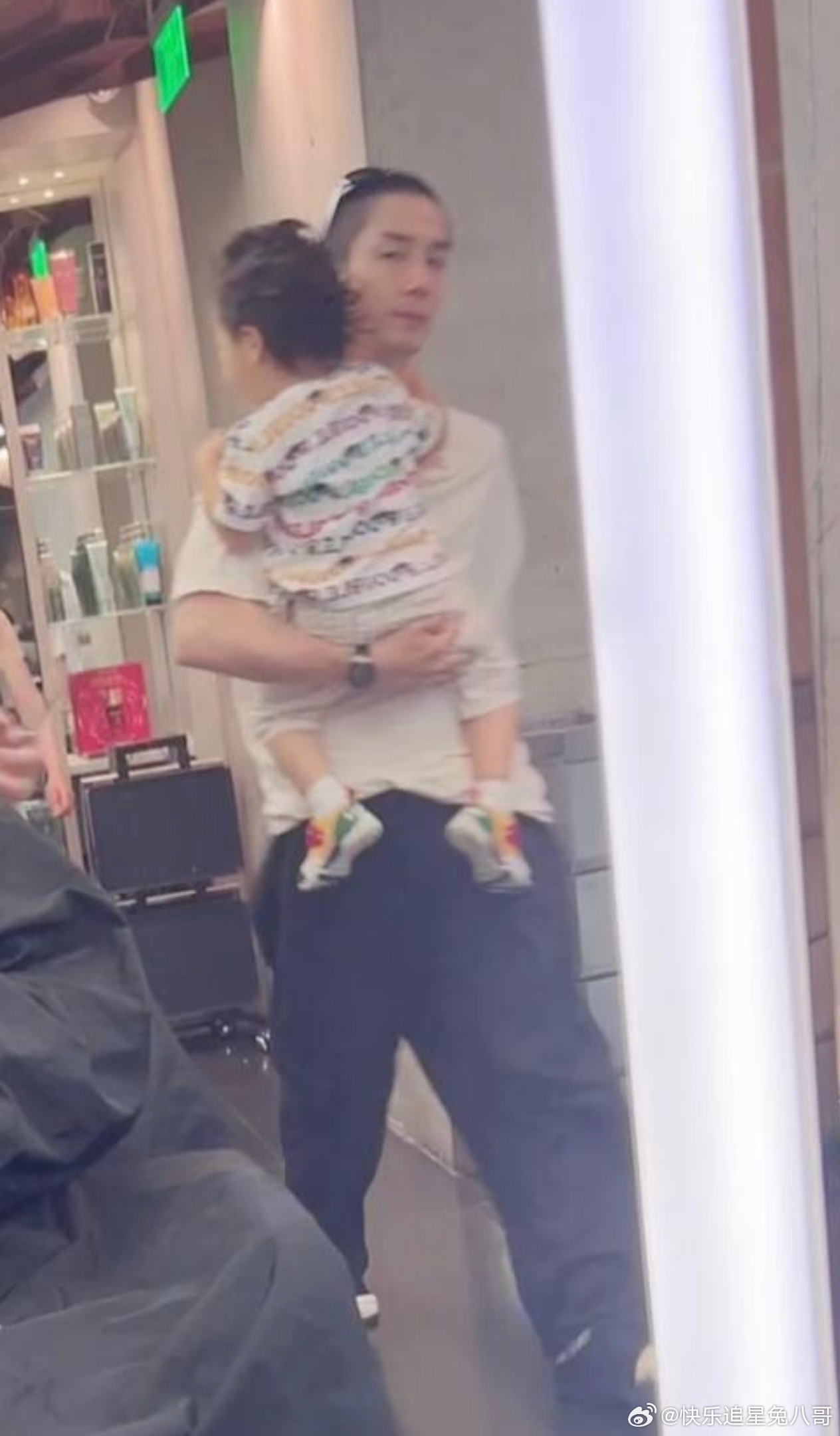 理发店偶遇戚薇李承铉一家李承铉单手抱儿子 理发店偶遇戚薇一家，李承铉单手抱娃，脸