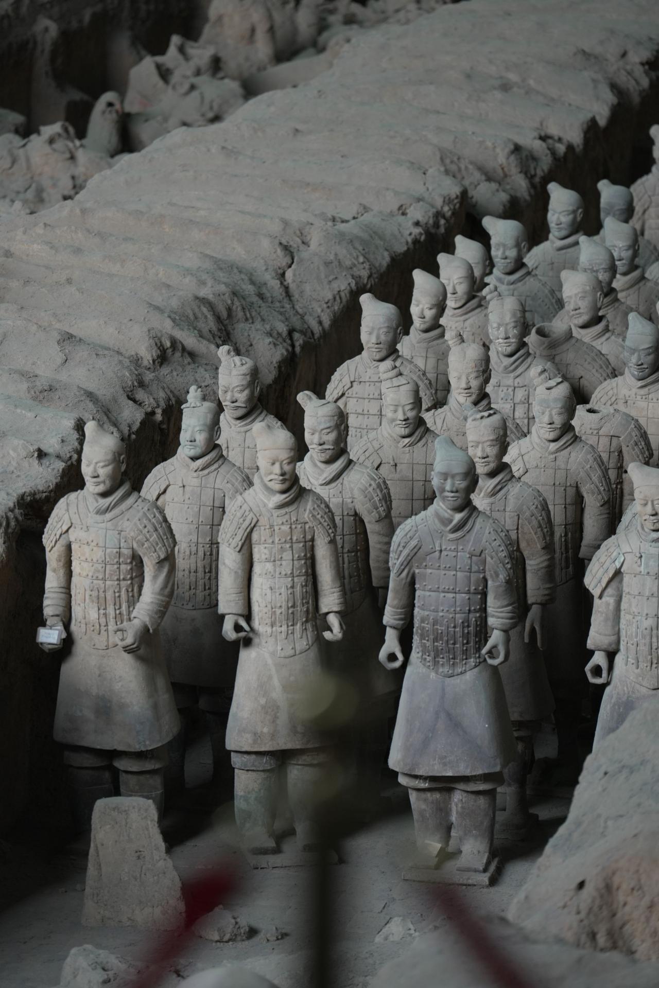 千军列阵前，霜刃冷秋烟。幽壤藏雄魄，长歌万古传。
