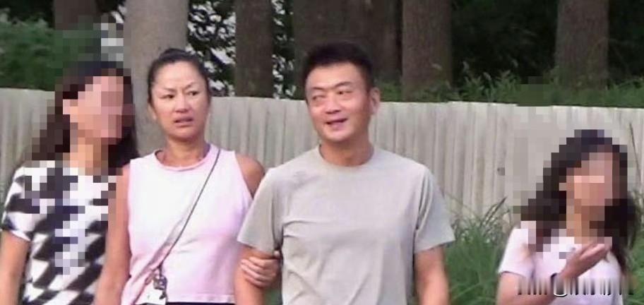 瞿颖和男友带女儿去吃饭


瞿颖和男友穿着都很接地气，并没有精心打扮浓妆艳抹在乎