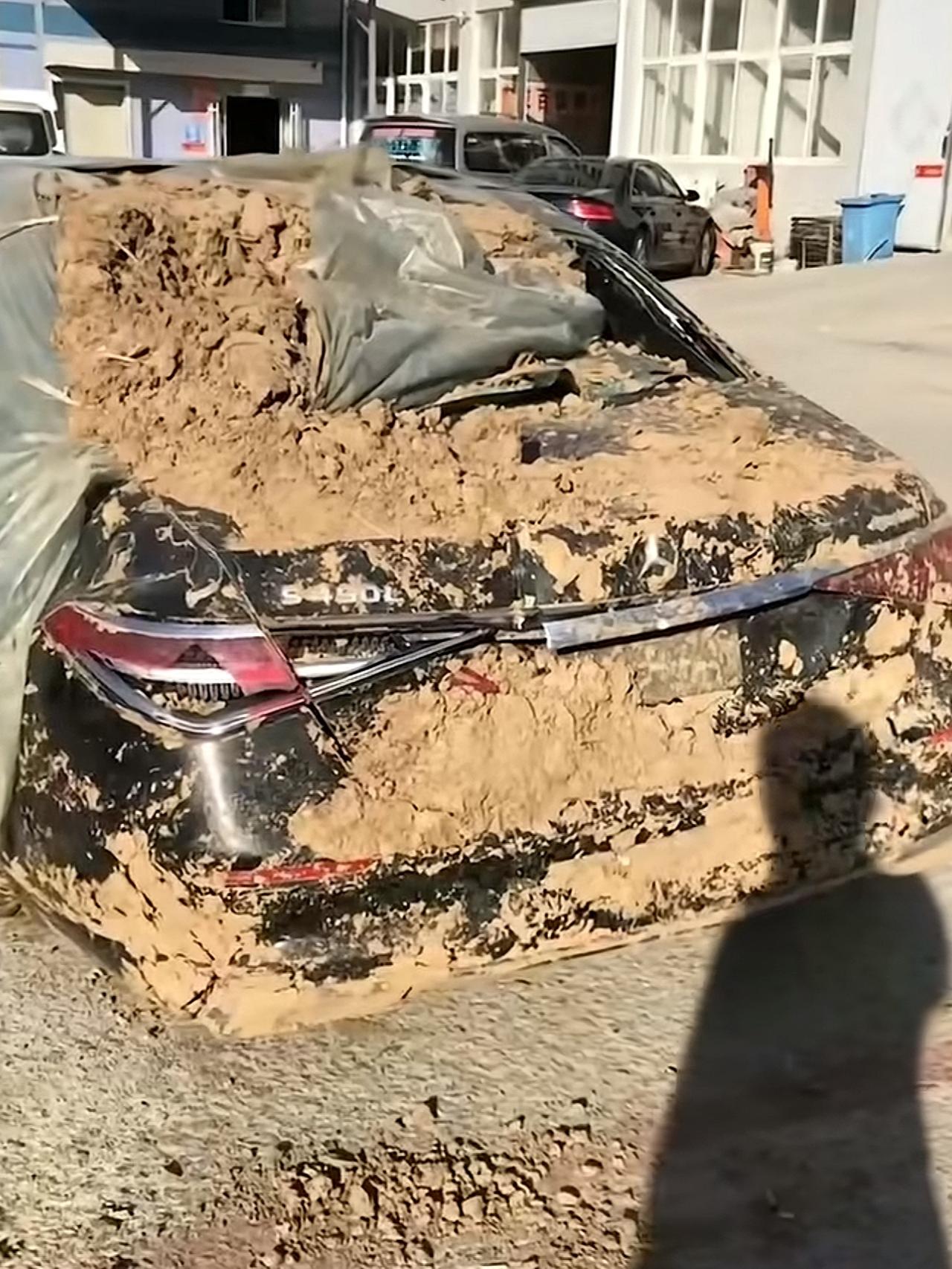 活埋奔驰又连夜挖出，
有钱人的愚昧操作，真的太离谱！

本想靠豪车陪葬博排场，满