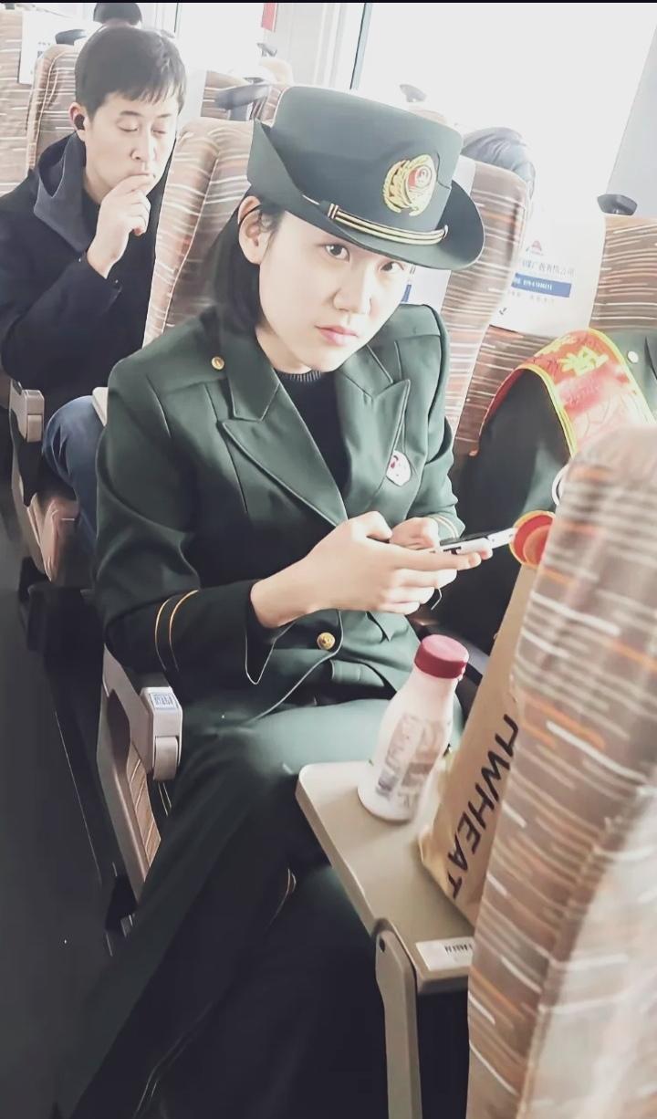 在一趟客车上，邂逅一飒爽女兵，刚一触目，眼睛里就闪出一道锐利的刀锋，既专业又机警