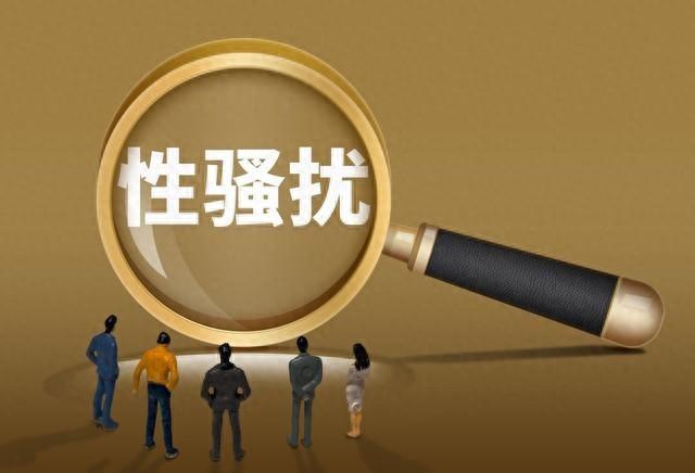 云南，一19岁女孩在驾照考试前夜，随教练熟悉路线，为考试做准备。不料，教练借着夜