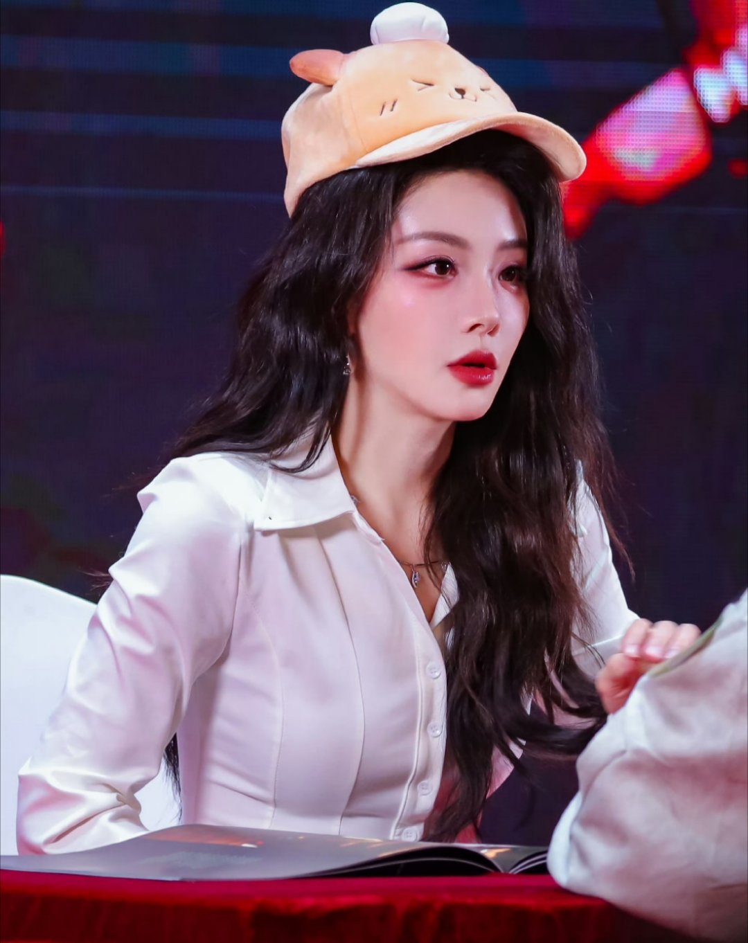 谁能拒绝这个喻言这样盯着你！！！超美！！！（没有说其他天不美的意思） 