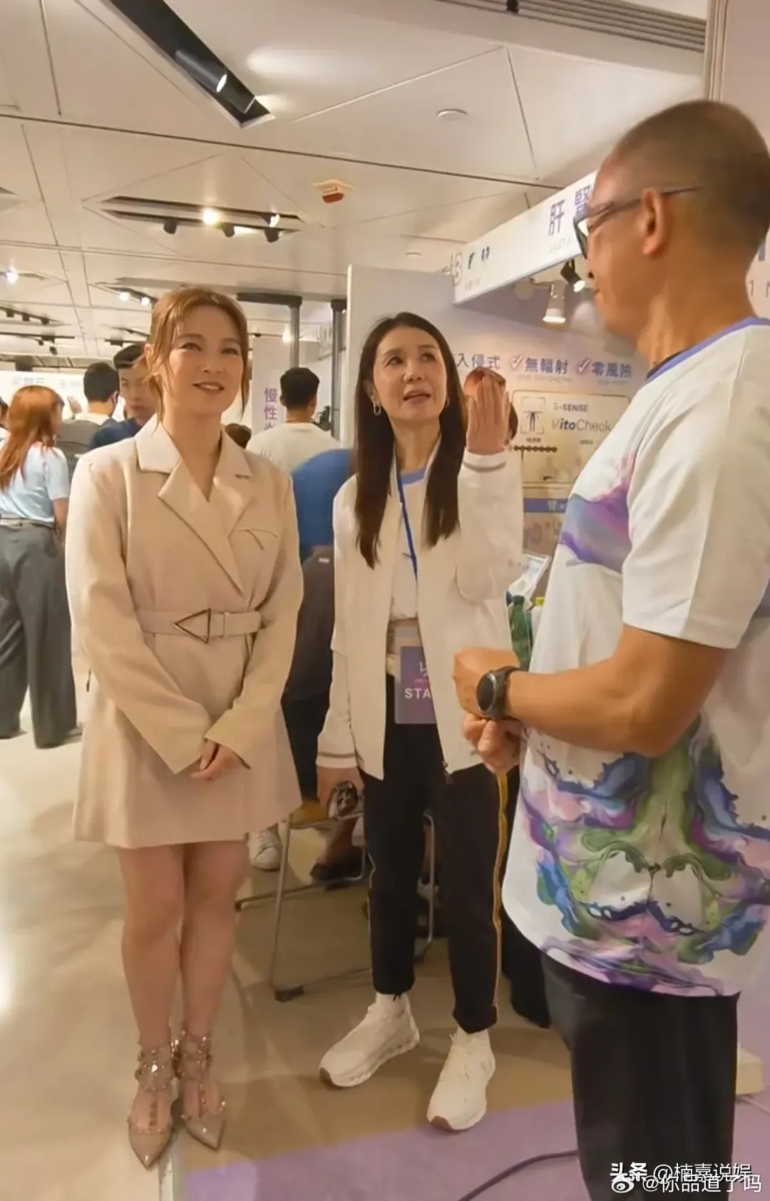 郭晋安前妻欧倩怡现身公开活动，状态实在惊艳✨黄发盘起，一身浅色西装裙搭配高跟鞋，