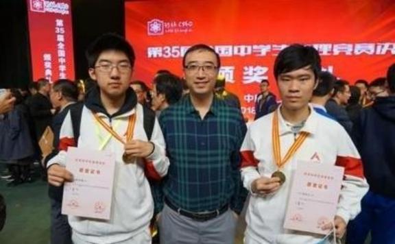 清华北大双料学霸李永乐，毕业后两次面试被名企拒绝，转身到北京人大附中应聘物理老师