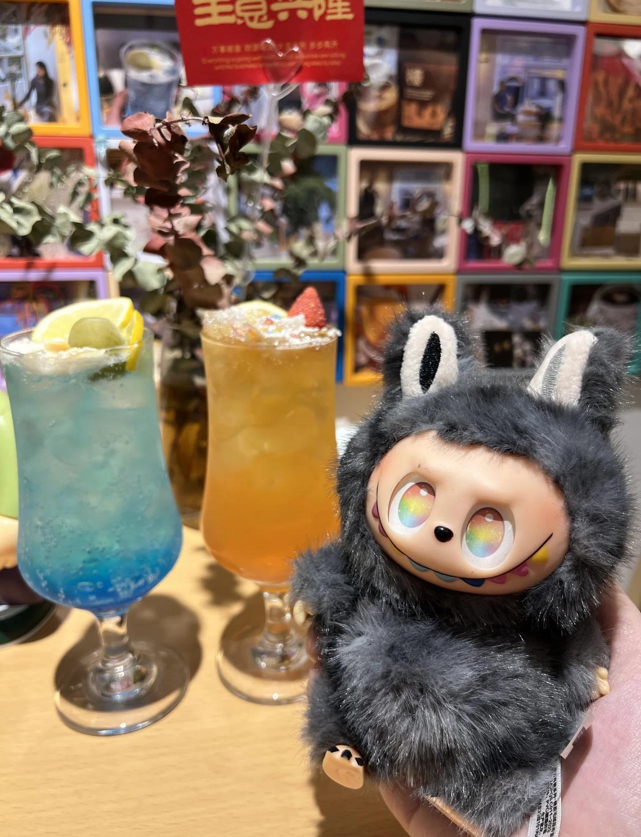 大连📍文艺控 + 撸猫的治愈胜地✨
巷弄深处的白墙小屋：斑驳白墙中央一只棕白相