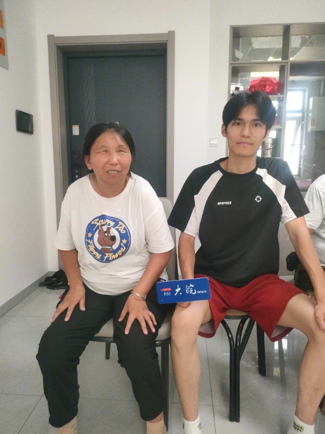 【#带视障妈妈看病小伙为母亲选择学医#】#带视障妈妈看病小伙想当临床药师# 近日