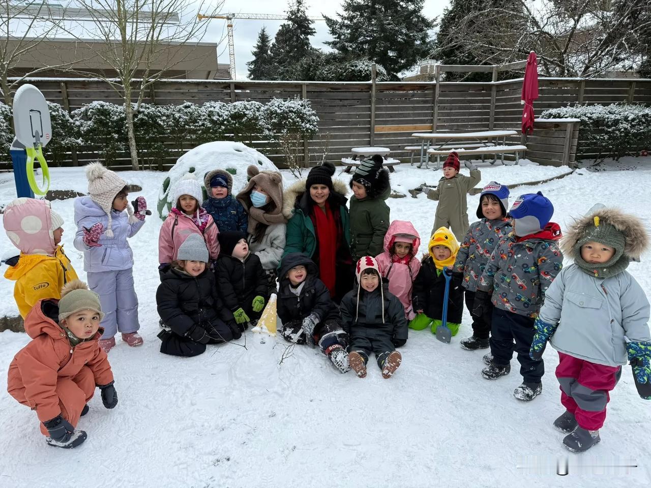 国外的这种幼儿教育理念您是否喜欢？

温哥华头些日子下起了雪，我家孙女所在的托儿