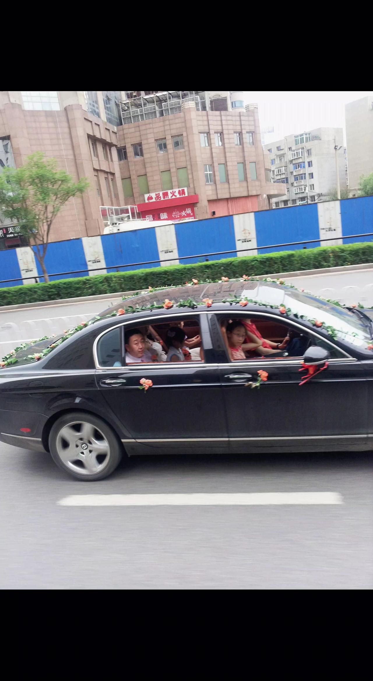 🎉婚车飞驰而过，鲜花与笑靥撞了个满怀💐。幸福原来会传染，连空气都在撒糖🍬。