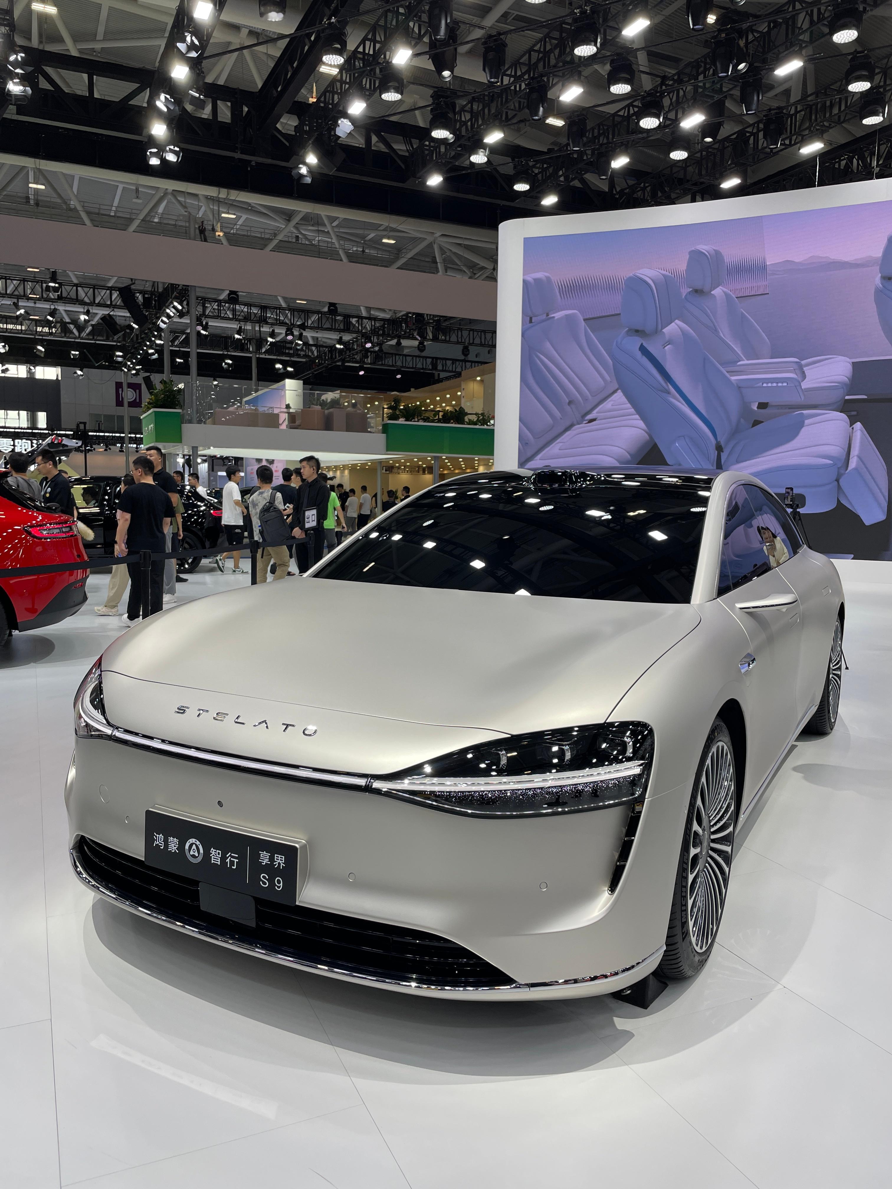 享界S9的实车比智界S7一大圈，多幅轮毂配上大溜背，商务稳重。  ​​​