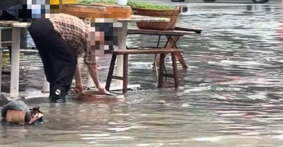 【玉林一阿姨用道路上的积水清洗蒸笼】7月15日，据多名网友爆料称：玉林市一阿姨在