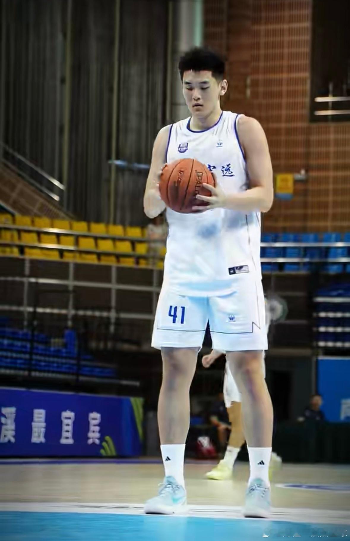 U21八进四焦点对决，广东宏远冲击四连胜！今晚20:00，全国U21青年篮球锦标