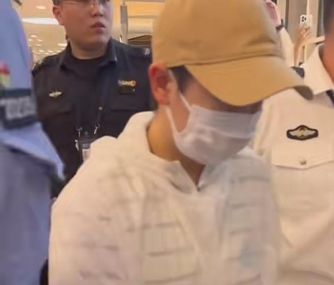 能不能隔离出一条通道啊，孩子都没法走路了[发怒]